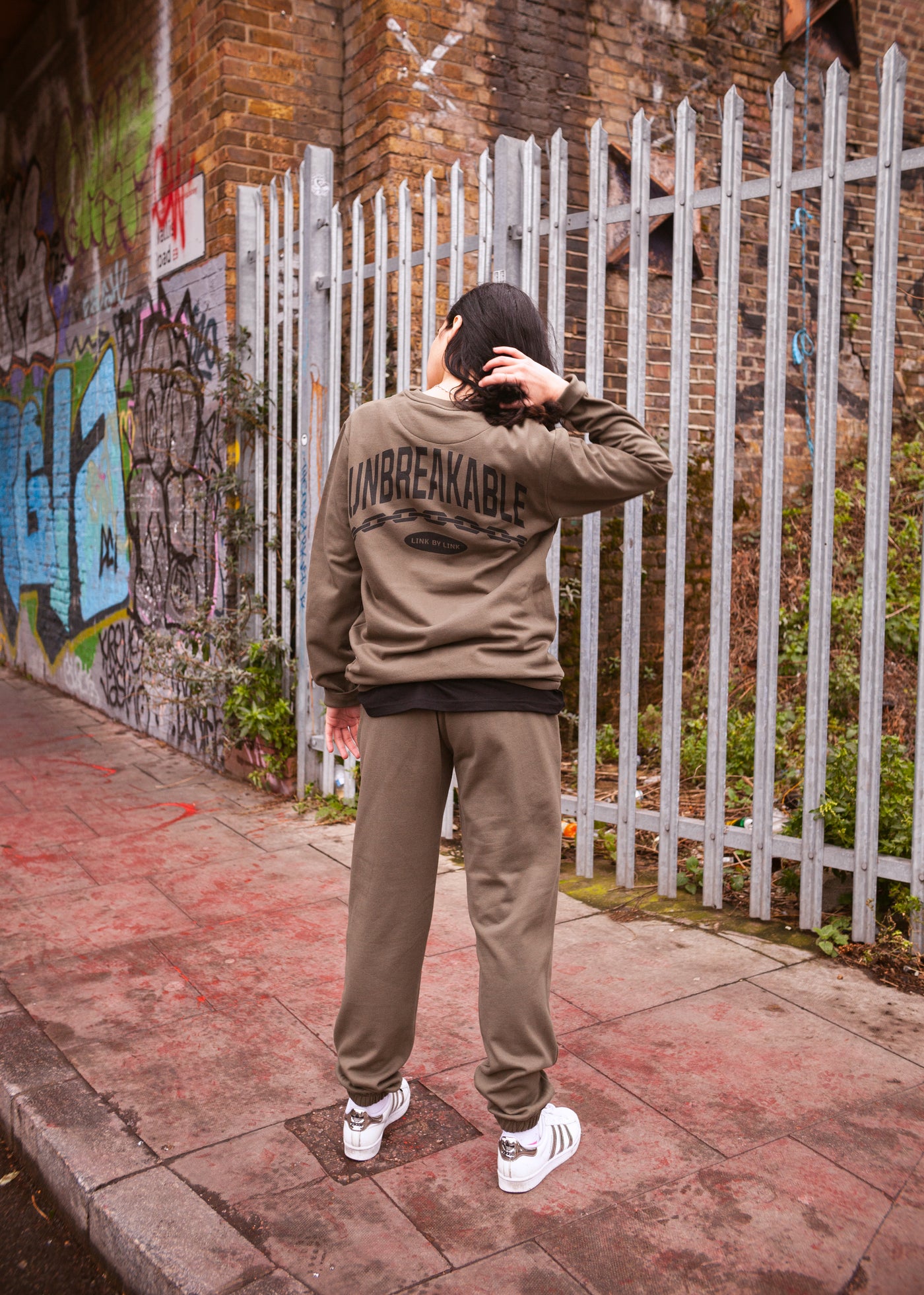 UNBREAKABLE CHAINS SWEATSHIRT ARMY GREEN